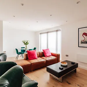 https://charlecote-house.tophotelsbath.com